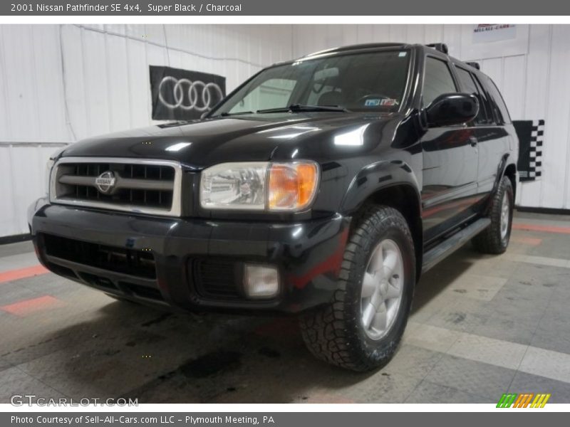 Super Black / Charcoal 2001 Nissan Pathfinder SE 4x4