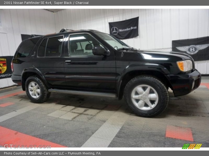 Super Black / Charcoal 2001 Nissan Pathfinder SE 4x4