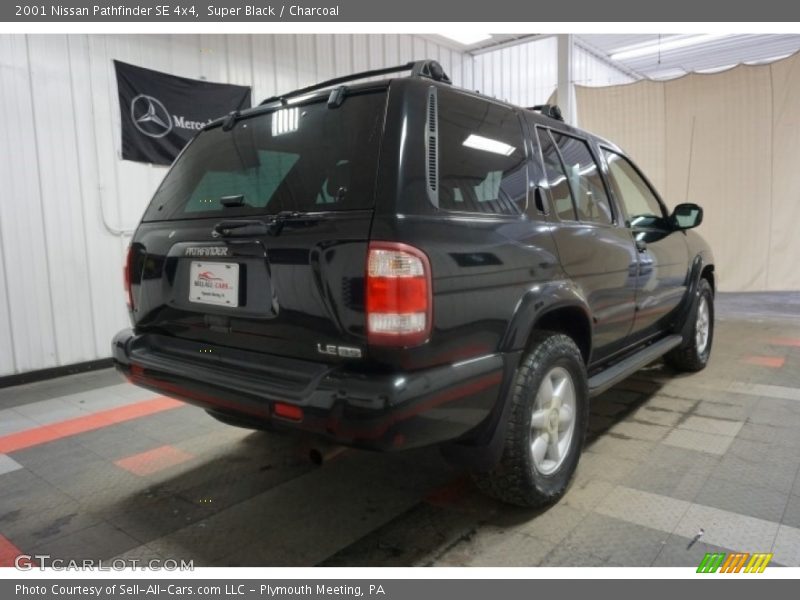 Super Black / Charcoal 2001 Nissan Pathfinder SE 4x4
