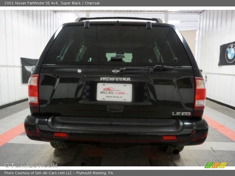 Super Black / Charcoal 2001 Nissan Pathfinder SE 4x4