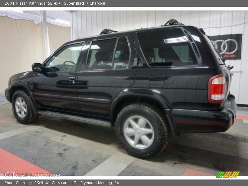 Super Black / Charcoal 2001 Nissan Pathfinder SE 4x4