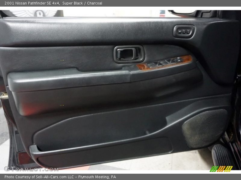 Super Black / Charcoal 2001 Nissan Pathfinder SE 4x4