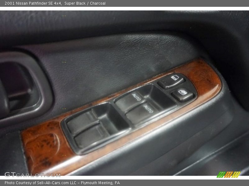 Super Black / Charcoal 2001 Nissan Pathfinder SE 4x4