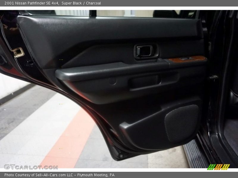 Super Black / Charcoal 2001 Nissan Pathfinder SE 4x4