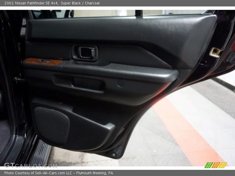 Super Black / Charcoal 2001 Nissan Pathfinder SE 4x4