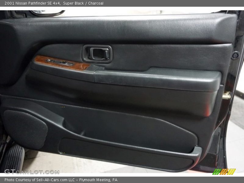Super Black / Charcoal 2001 Nissan Pathfinder SE 4x4