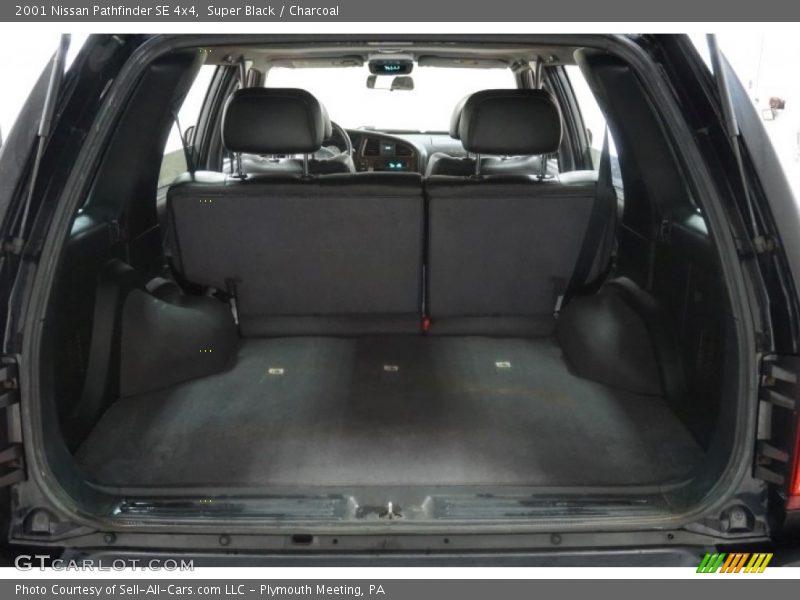 Super Black / Charcoal 2001 Nissan Pathfinder SE 4x4