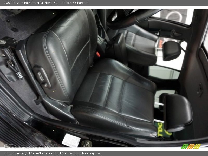 Super Black / Charcoal 2001 Nissan Pathfinder SE 4x4