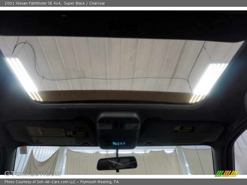 Super Black / Charcoal 2001 Nissan Pathfinder SE 4x4