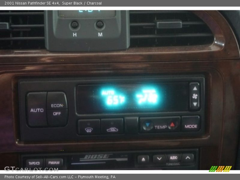 Super Black / Charcoal 2001 Nissan Pathfinder SE 4x4