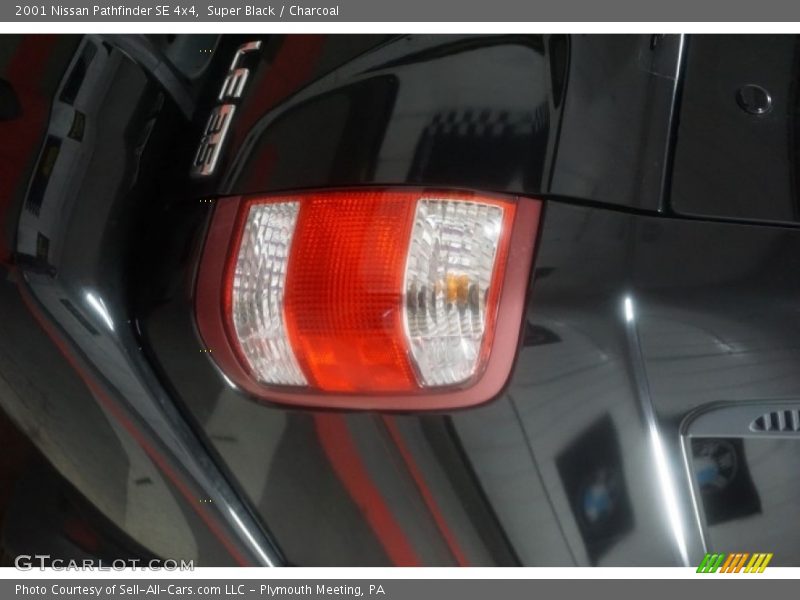 Super Black / Charcoal 2001 Nissan Pathfinder SE 4x4