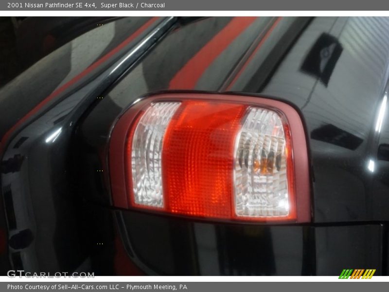 Super Black / Charcoal 2001 Nissan Pathfinder SE 4x4