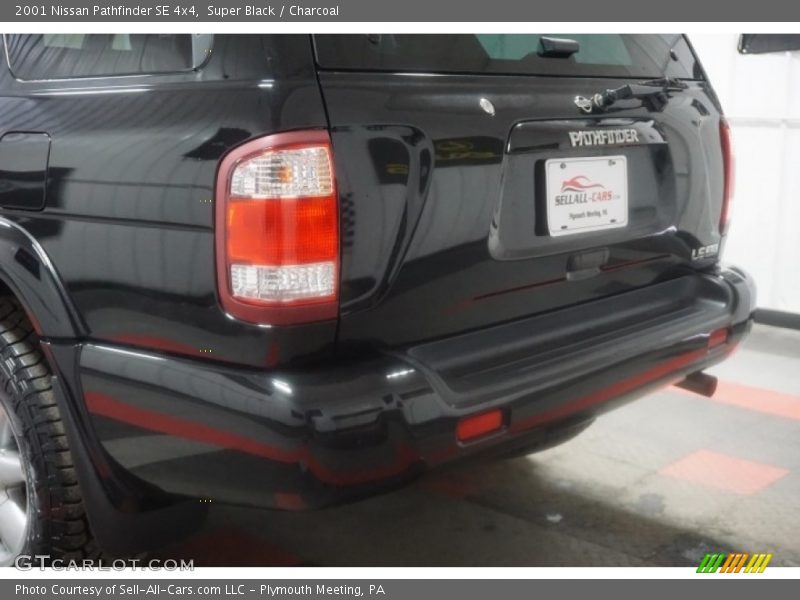 Super Black / Charcoal 2001 Nissan Pathfinder SE 4x4