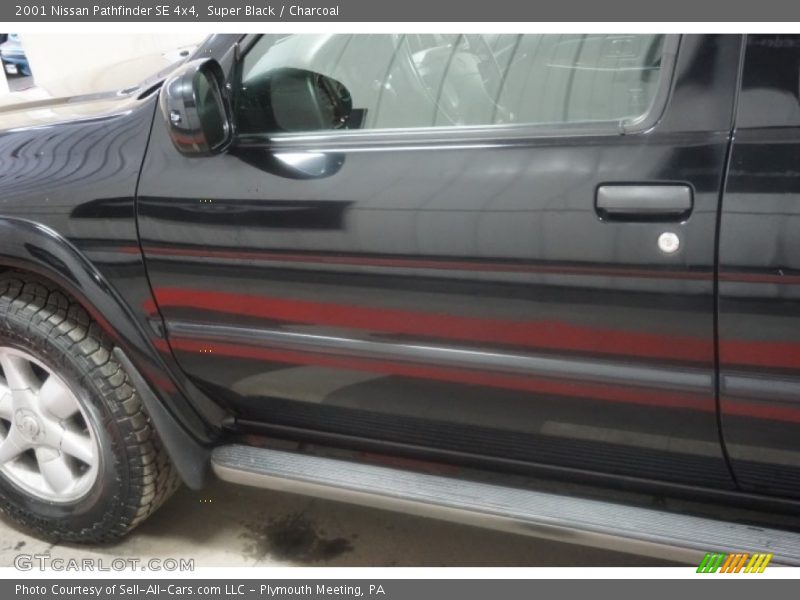 Super Black / Charcoal 2001 Nissan Pathfinder SE 4x4