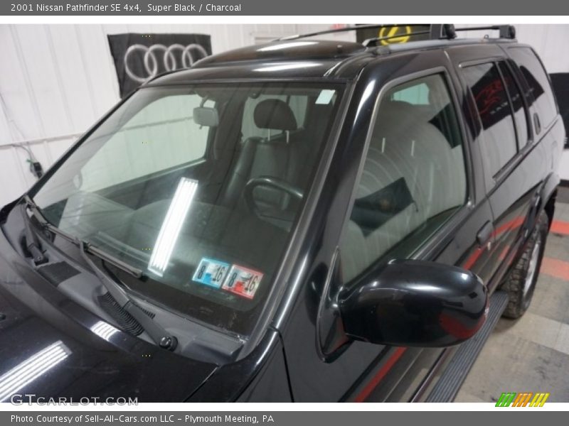 Super Black / Charcoal 2001 Nissan Pathfinder SE 4x4