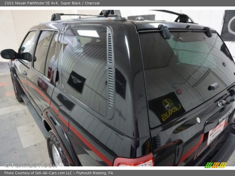 Super Black / Charcoal 2001 Nissan Pathfinder SE 4x4