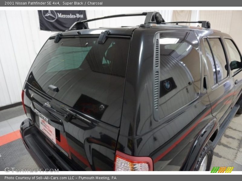 Super Black / Charcoal 2001 Nissan Pathfinder SE 4x4