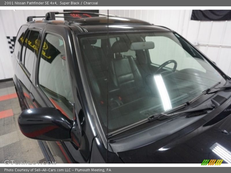 Super Black / Charcoal 2001 Nissan Pathfinder SE 4x4
