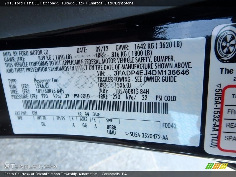 Tuxedo Black / Charcoal Black/Light Stone 2013 Ford Fiesta SE Hatchback