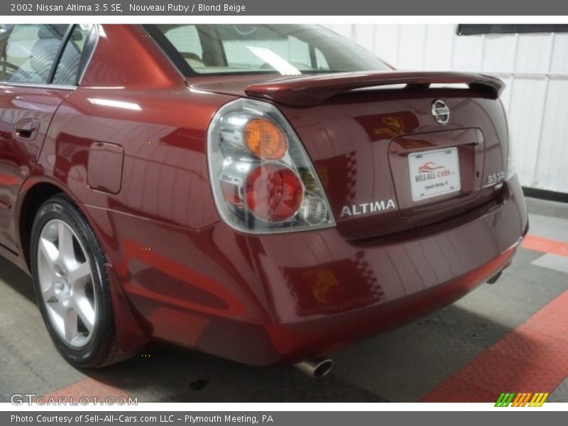 Nouveau Ruby / Blond Beige 2002 Nissan Altima 3.5 SE