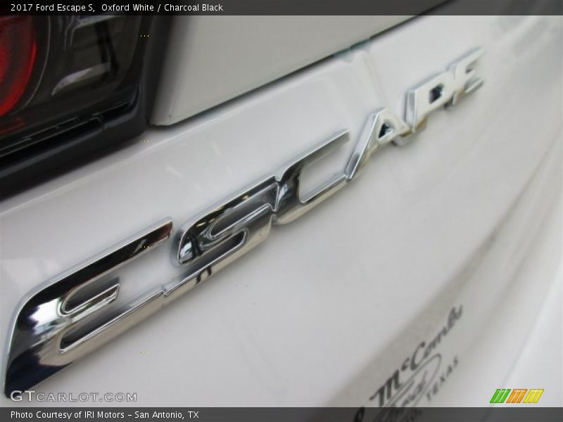 Oxford White / Charcoal Black 2017 Ford Escape S