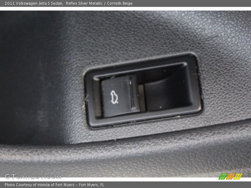 Reflex Silver Metallic / Cornsilk Beige 2011 Volkswagen Jetta S Sedan
