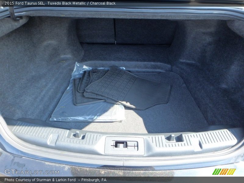 Tuxedo Black Metallic / Charcoal Black 2015 Ford Taurus SEL