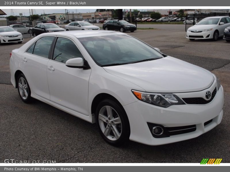 Super White / Black/Ash 2014 Toyota Camry SE