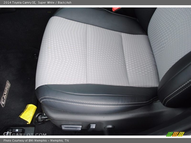 Super White / Black/Ash 2014 Toyota Camry SE