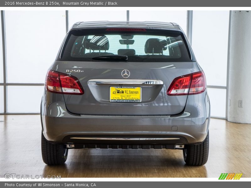 Mountain Grey Metallic / Black 2016 Mercedes-Benz B 250e