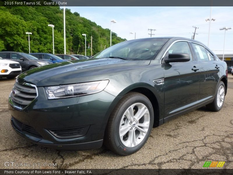 Front 3/4 View of 2016 Taurus SE