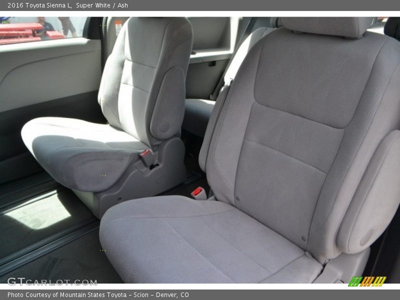 Super White / Ash 2016 Toyota Sienna L
