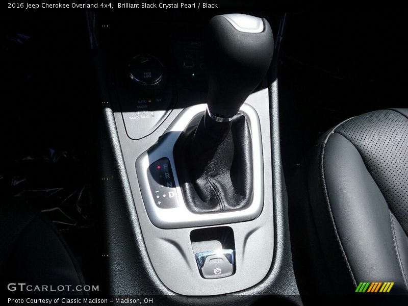 Brilliant Black Crystal Pearl / Black 2016 Jeep Cherokee Overland 4x4