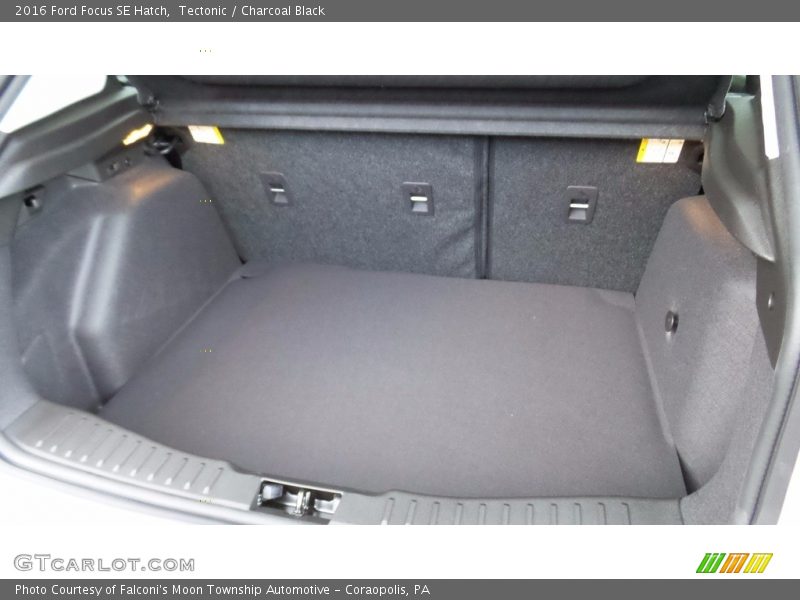 Tectonic / Charcoal Black 2016 Ford Focus SE Hatch