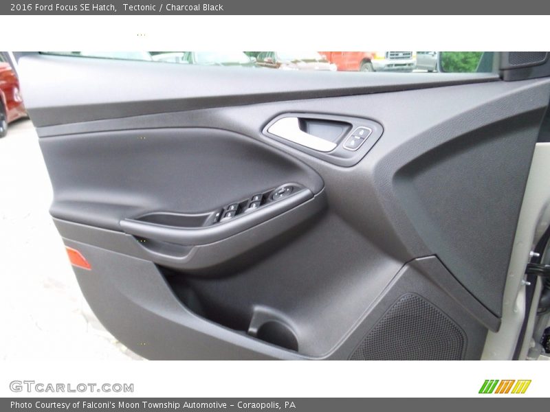 Tectonic / Charcoal Black 2016 Ford Focus SE Hatch