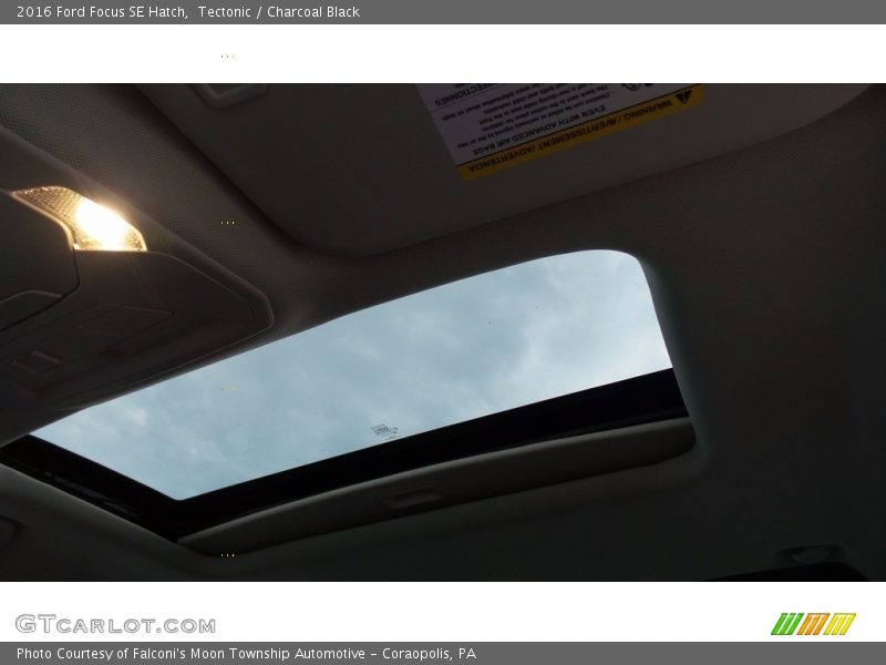Tectonic / Charcoal Black 2016 Ford Focus SE Hatch