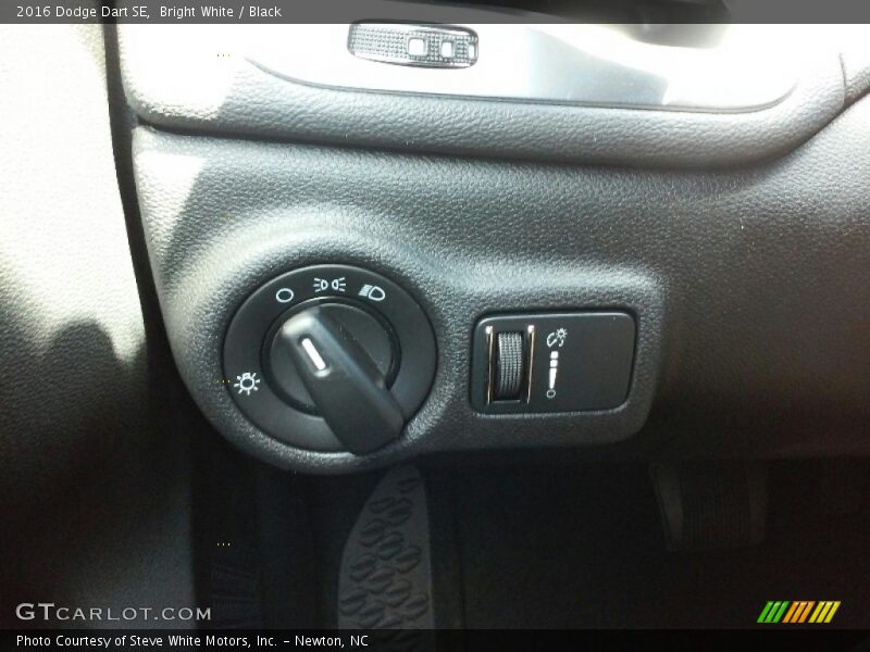 Bright White / Black 2016 Dodge Dart SE