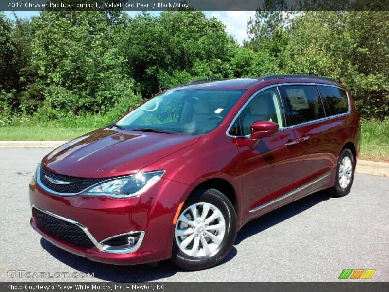 Front 3/4 View of 2017 Pacifica Touring L