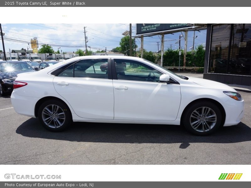 Super White / Black 2015 Toyota Camry LE