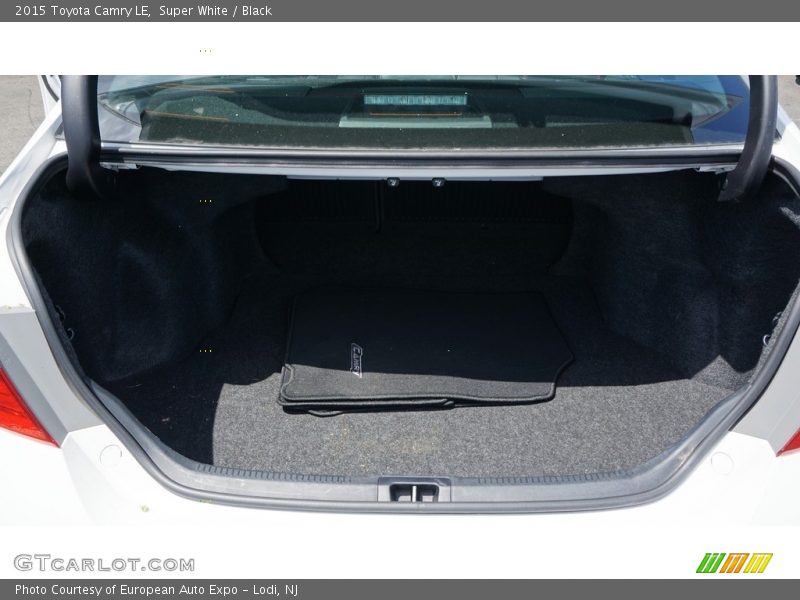Super White / Black 2015 Toyota Camry LE