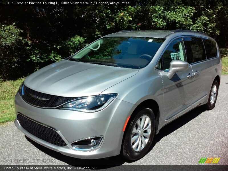 Front 3/4 View of 2017 Pacifica Touring L