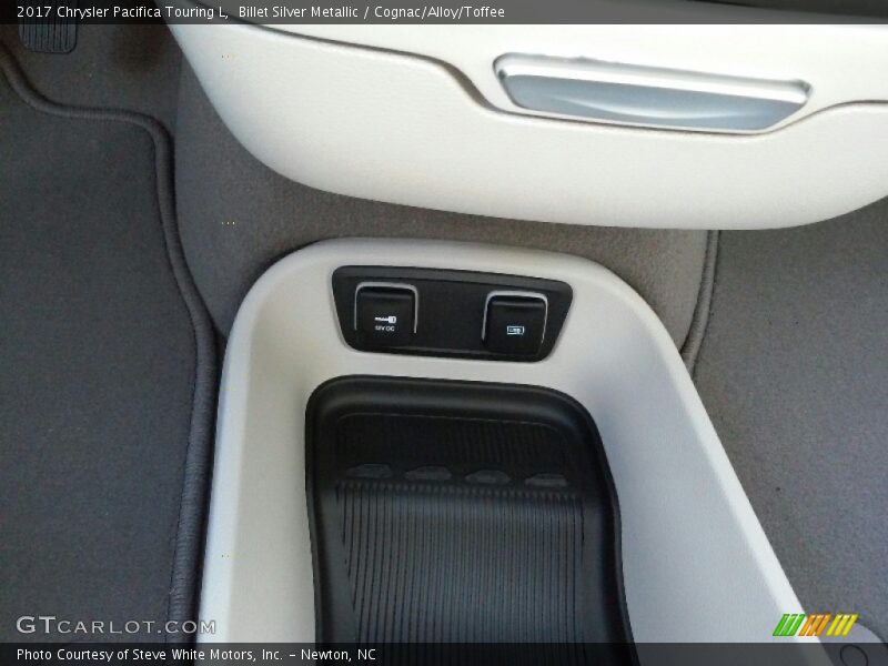 Billet Silver Metallic / Cognac/Alloy/Toffee 2017 Chrysler Pacifica Touring L