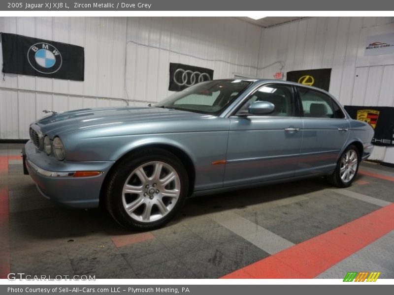 Front 3/4 View of 2005 XJ XJ8 L