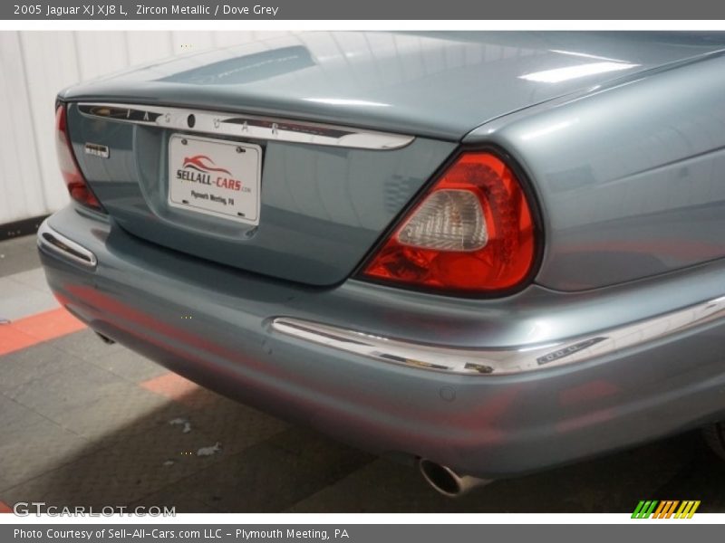 Zircon Metallic / Dove Grey 2005 Jaguar XJ XJ8 L