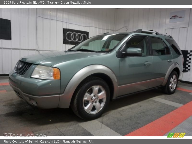 Front 3/4 View of 2005 Freestyle SEL AWD