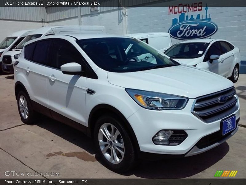 Oxford White / Charcoal Black 2017 Ford Escape SE