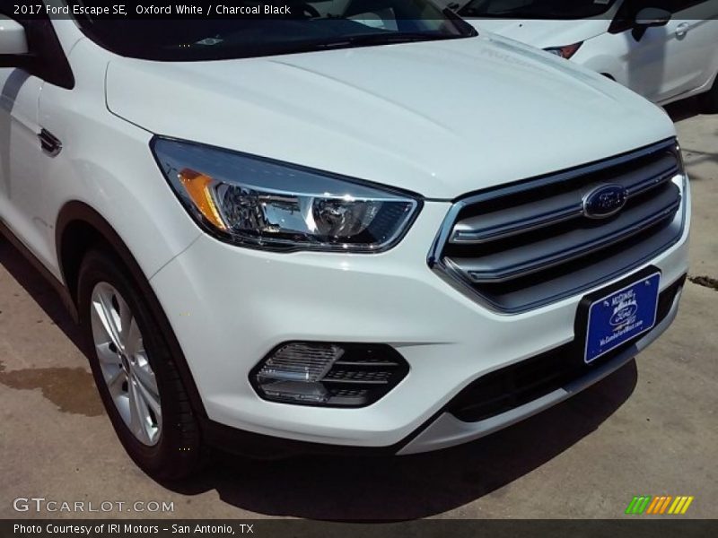 Oxford White / Charcoal Black 2017 Ford Escape SE