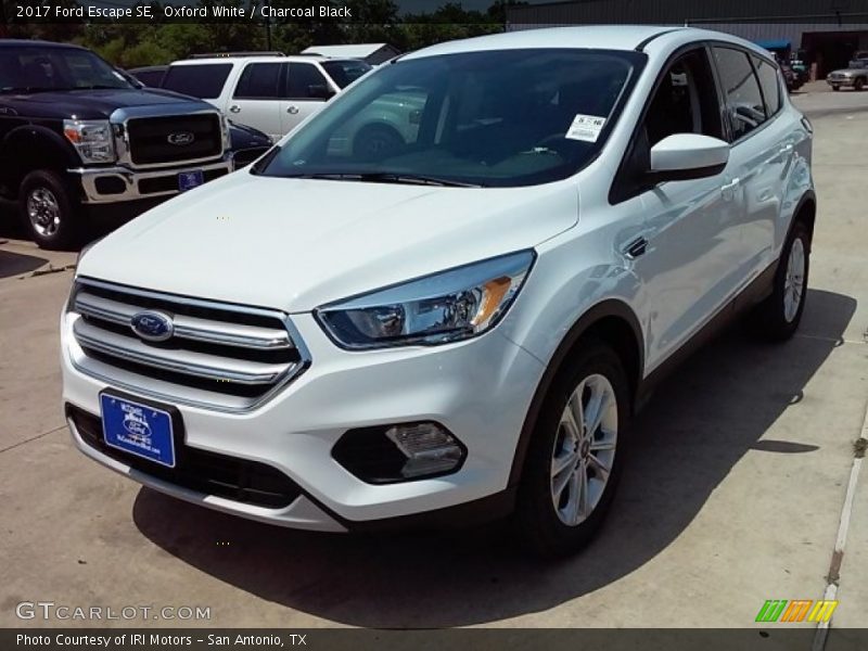 Oxford White / Charcoal Black 2017 Ford Escape SE