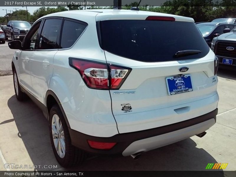 Oxford White / Charcoal Black 2017 Ford Escape SE