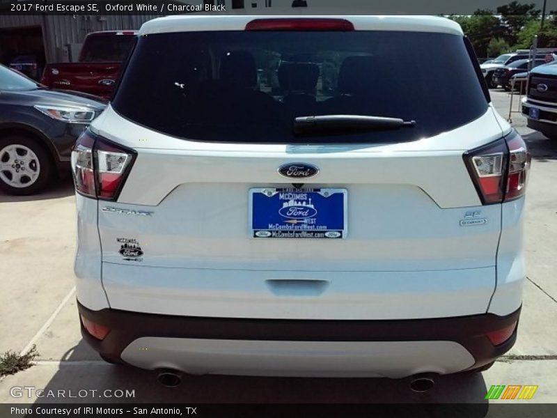 Oxford White / Charcoal Black 2017 Ford Escape SE